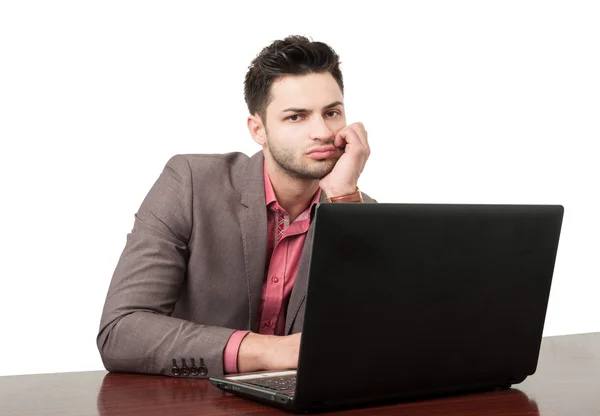 Junger Geschäftsmann mit Lapto — Stockfoto