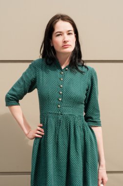 kalça ve çene yukarı bir yandan. büyük tutum