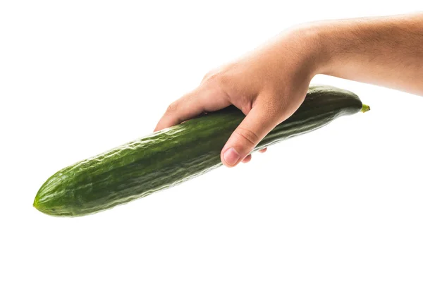 Mão segurando um pepino verde no backgroun branco — Fotografia de Stock