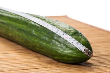 closeup büyük salatalık ve bir centimete ile