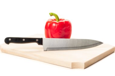 büyük çelik bıçak ve ahşap bir domuz üzerinde kırmızı biber