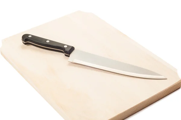 Кулинарный нож на деревянной доске — стоковое фото