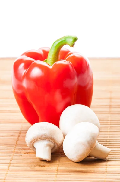 Un pimiento rojo y pocos hongos — Foto de Stock