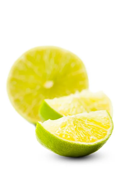 Fechar-se de um limão fatiado no backgroun branco — Fotografia de Stock
