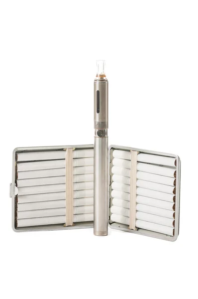 Sigarette normali e sigarette elettroniche isolate su bac bianco — Foto Stock