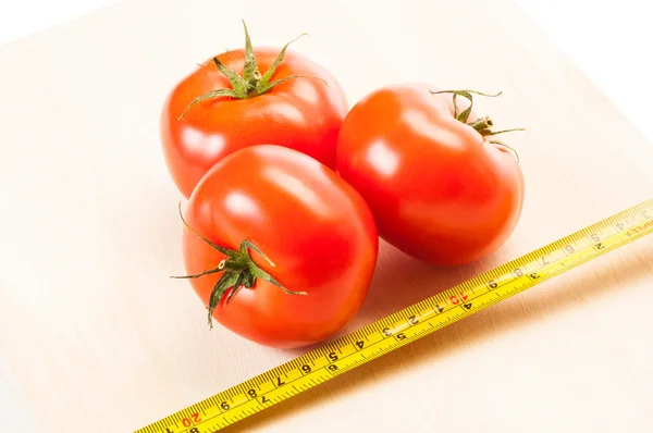 Messen Sie die Kalorien von drei roten Tomaten mit einem Zentimeter — Stockfoto