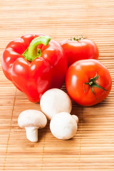 Tomates, pimiento rojo y champiñones blancos — Foto de Stock