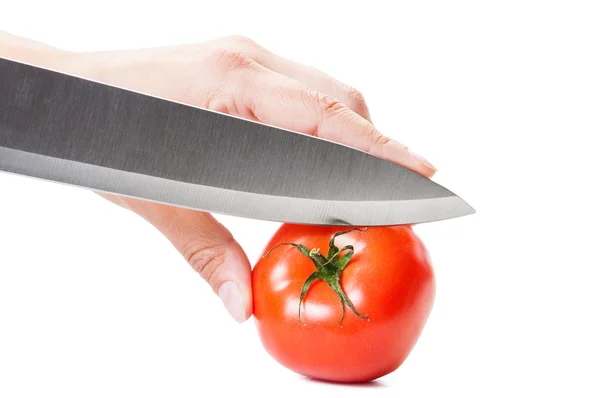 Listo para cortar un tomate rojo con el cuchillo — Foto de Stock