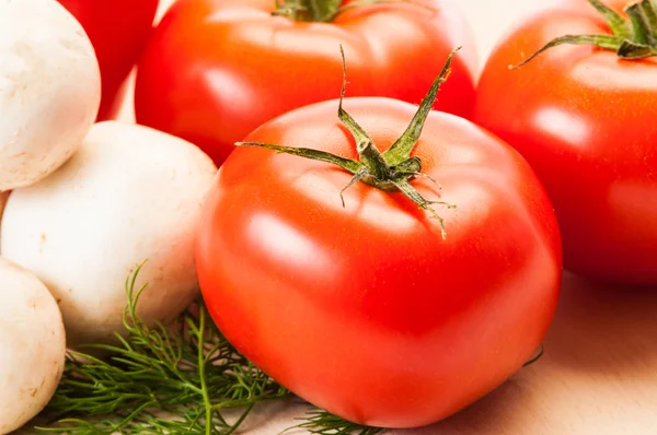 Primer plano de tomates frescos, champiñones y un poco de dil verde — Foto de Stock