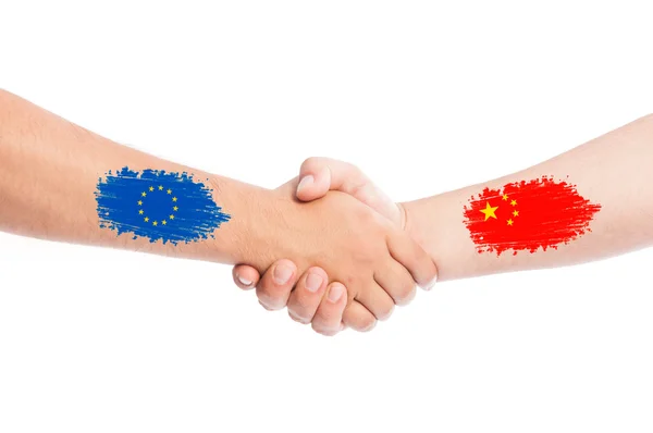 L'Union européenne et la Chine serrent la main avec des drapeaux — Photo