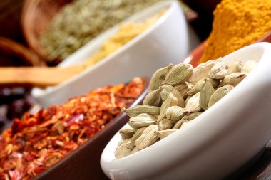 Ahşap arka plan üzerinde farklı baharatlar.