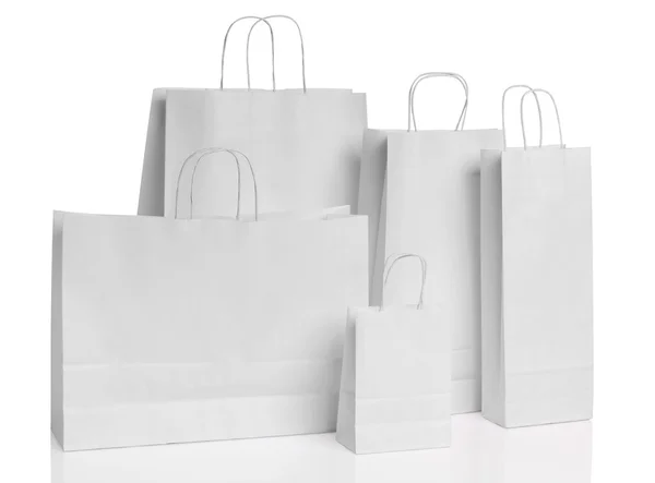 Varias bolsas de papel aisladas sobre fondo blanco — Foto de Stock