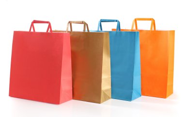Beyaz arka planda çeşitli renkli alışveriş torbaları.