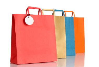 Beyaz arka planda çeşitli renkli alışveriş torbaları.