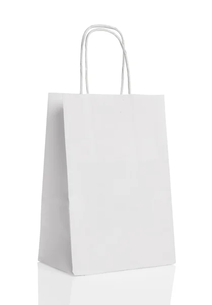 Белая бумажная сумка, изолированная отражением — стоковое фото