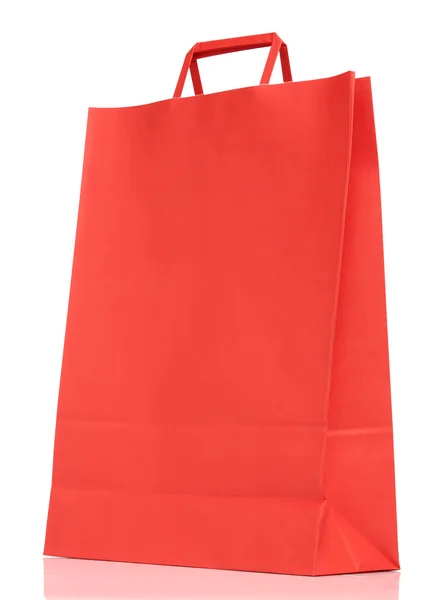 Červený papír nákupní taška izolované na bílém pozadí — Stock fotografie