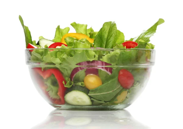 Üzerinde beyaz bitti izole bir kase lezzetli salata — Stok fotoğraf