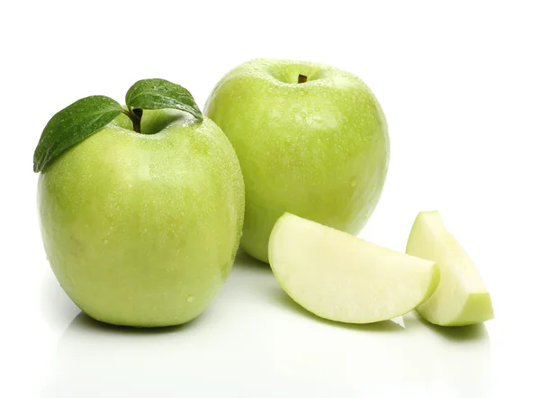 Gesunder grüner Apfel isoliert auf weißem Hintergrund — Stockfoto