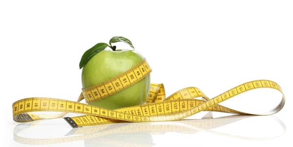 Sağlıklı yeşil elma ve izole bir ölçüm bandı — Stok fotoğraf