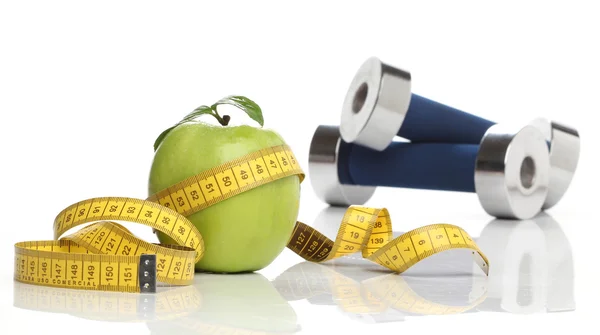 Healthy green apple and a measuring tape isolated — Stock Photo, Image
