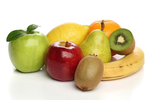 Вкусная группа здоровых фруктов изолированы на белом — стоковое фото