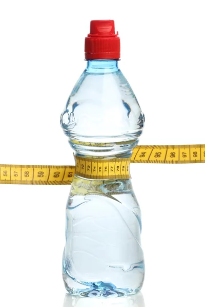 Flasche mit Wasser und Maßband isoliert — Stockfoto