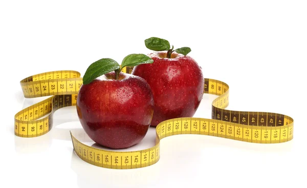 Красные яблоки и измерительная лента поверх белого — стоковое фото