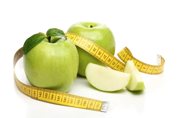 Manzana verde saludable y una cinta métrica aislada —  Fotos de Stock