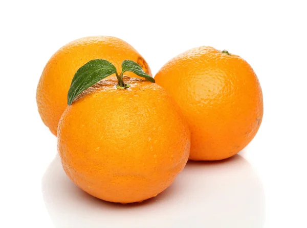 Gesunde Orange isoliert über weißem Hintergrund — Stockfoto