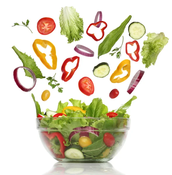 Caindo legumes frescos. Salada saudável isolada — Fotografia de Stock