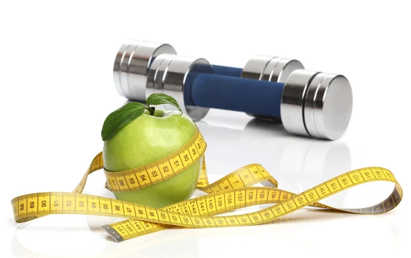 Sağlıklı yeşil elma ve izole bir ölçüm bandı — Stok fotoğraf
