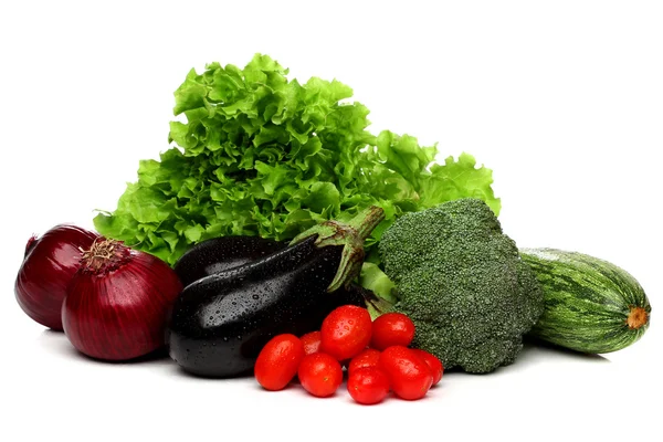 Delicioso grupo de verduras sobre blanco — Foto de Stock