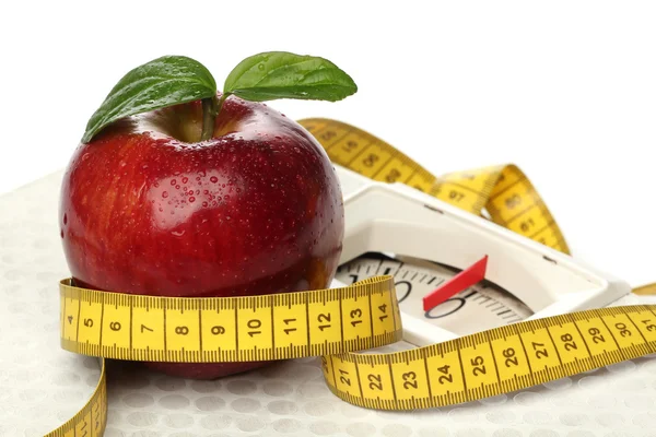 Red apples and a measuring tape over white — Stock Photo, Image