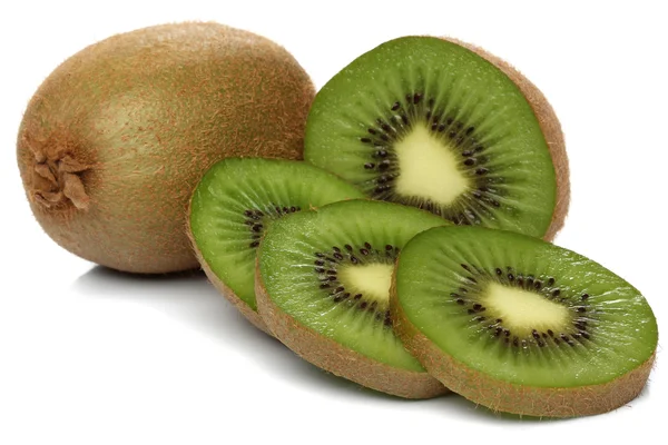 Kiwi verde aislado sobre fondo blanco — Foto de Stock