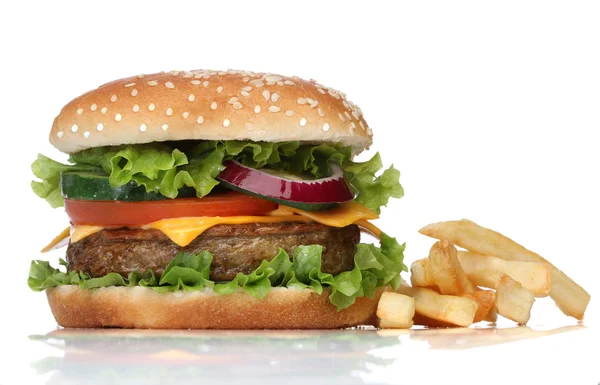 Sabrosa hamburguesa y papas fritas aisladas en blanco — Foto de Stock