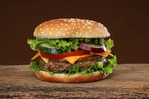 木製の背景においしいハンバーガー。多くの食材 — ストック写真
