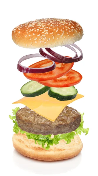 Ingredientes voadores de hambúrguer isolado em branco — Fotografia de Stock