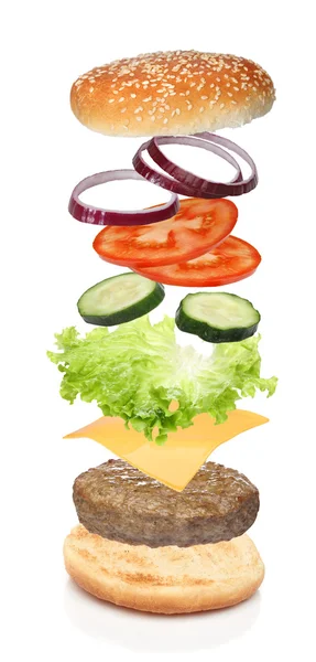 maddeler üzerinde beyaz izole hamburger uçan