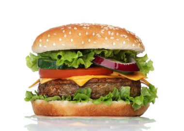 Beyaz üzerine izole edilmiş lezzetli hamburger.