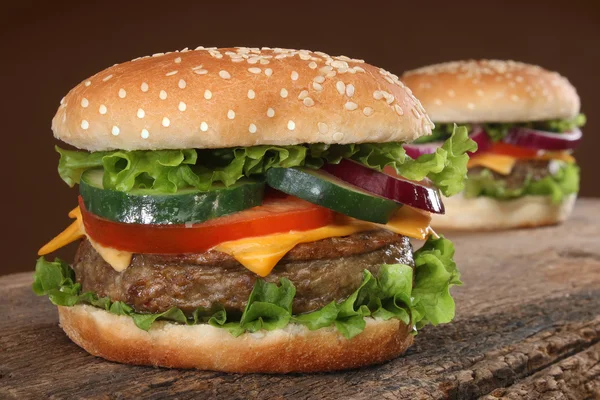 Iki lezzetli hamburger — Stok fotoğraf