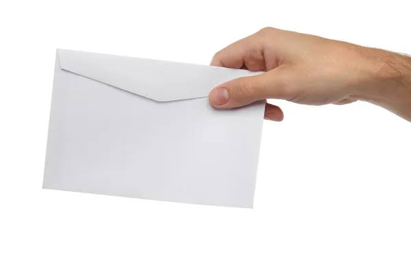 Mão masculina segurando envelope em branco isolado no branco — Fotografia de Stock