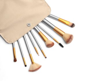 Kozmetik. Beyaz arkaplan üzerine kurulmuş makyaj fırçaları