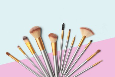 Kozmetik. Makyaj fırçaları hazır. kırpma yolu ile renkli arkaplan