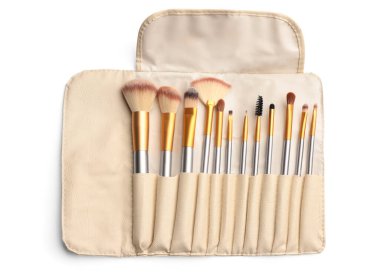 Kozmetik. Beyaz arka planda makyaj fırçaları. kırpma yolu ile