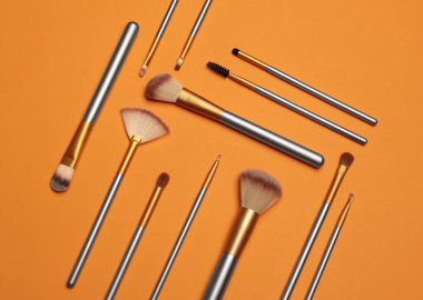 Makyaj fırçaları renk arkaplanı üzerine. Üst görünüm kozmetik resmi