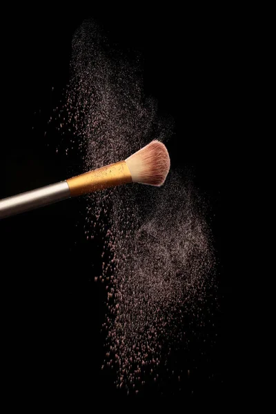 Make Borstel Met Cosmetische Poeder Splash Zwarte Achtergrond Afbeelding Van — Stockfoto