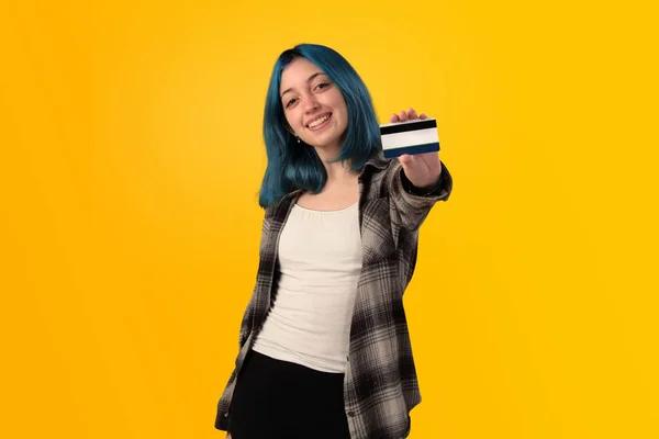 Усміхнена Молода Жінка Студентка Блакитним Волоссям Тримає Кредитну Картку Жовтому — стокове фото