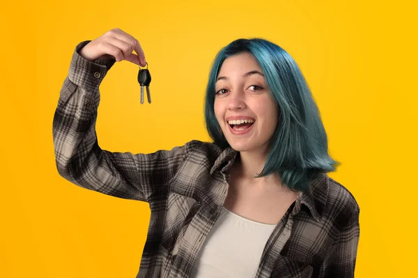 Smiling Young Woman Student Blue Hair Holding Keys Yellow Background — Fotografia de Stock