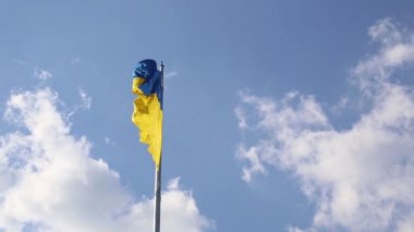 Elleri demir bir tabakta kaynar suya hamur köfteleri atar.