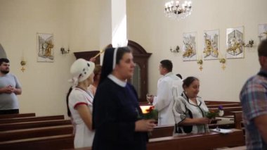 Elleri demir bir tabakta kaynar suya hamur köfteleri atar.